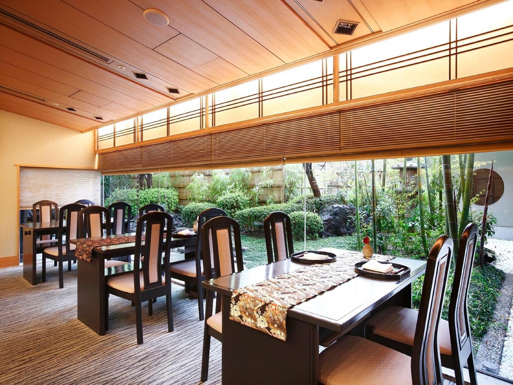 Kyoto Brighton Hotel Exterior foto Interior of a restaurant in Kyoto
