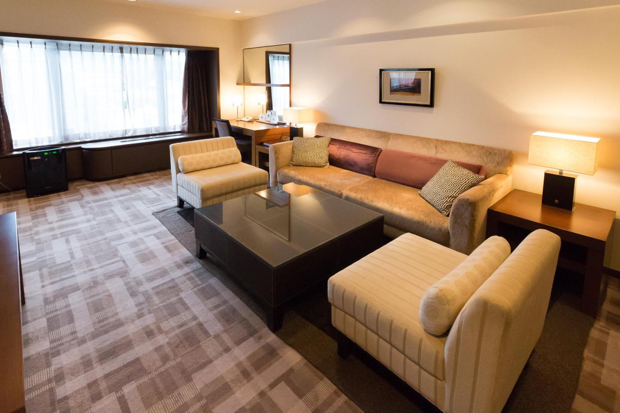 Kyoto Brighton Hotel Exterior foto A living room in a suite at the hotel